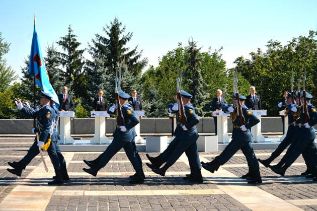 Honour guards march past Prime Minister of Latvia Andris Kulbergs, President of Finland Alexander Stubb, Prime Minister of Estonia Kristen Michal, President of Ukraine Volodymyr Zelenskyy, Prime Minister of Norway Jonas Gahr Store, President of Lithuania Gitanas Nauseda and Prime Minister of Denmark Mette Frederiksen (L to R) during the State Flag raising ceremony at the National Museum of the History of Ukraine in the Second World War Memorial Complex on National Flag Day, Kyiv, Ukraine, August 23, 2026. (Photo by Yevhen Kotenko Ukrinform) Raising of State Flag of Ukraine in Kyiv  Copyright: xYevhenxKotenkox