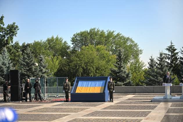 Honour guards flank the historical flag of Ukraine, known as the Independence Flag, which was brought into the session hall of the Ukrainian Parliament in the first moments after the declaration of independence of Ukraine on August 24, 1991, during the ceremony to raise the State Flag at the National Museum of the History of Ukraine in the Second World War Memorial Complex on National Flag Day, Kyiv, Ukraine, August 23, 2026. (Photo by Yevhen Kotenko Ukrinform) Raising of State Flag of Ukraine in Kyiv  Copyright: xYevhenxKotenkox
