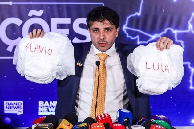 Band hosts the first presidential debate without Lula and Flavio Bolsonaro. Sao Paulo, SP. 08 23 2026 - Presidential Debate - Candidate Renan Santos (Mission) displays two diapers with the names of Lula and Flavio Bolsonaro for not attending the first debate of the presidential election race, promoted by TV Bandeirantes, at the station s headquarters in the southern zone of Sao Paulo, this Sunday, August 23, 2026.(Foto: Marina Uezima Brazil Photo Press Brazil Photo Press) INTERNATIONAL Sao Paulo Sao Paulo Brasil Copyright: xMarinaxUezimax