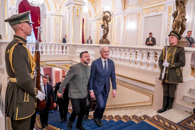 Statsminister i Kyiv Kyiv, Ukraina 20260823. Statsminister Jonas Gahr Store og Ukrainas president Volodymyr Zelenskyj signerer en partnerskapsavtale mellom Norge og Ukraina i Kyiv sondag ettermiddag. Statsministeren er i Kyiv for a delta pa et toppmote med Ukraina og de nordisk-baltiske landene, markere Ukrainas nasjonale flaggdag og moter med ukrainske myndigheter. Foto: Javad Parsa NTB Kyiv Ukraina YuXUM7gvDSA EDITORIAL USE ONLY Ref:_BNC_POLYuXUM7gvDSA.jpg *** Prime Minister in Kyiv, Ukraine 20260823 Prime Minister Jonas Gahr Store and Ukrainian President Volodymyr Zelenskyy sign a partnership agreement between Norway and Ukraine in Kyiv on Sunday afternoon. The Prime Minister is in Kyiv to participate in a summit with Ukraine an  Copyright: xJavadxParsax xNTBx