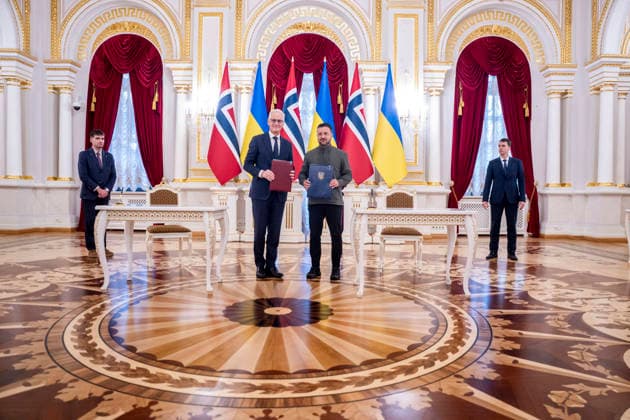 Statsminister i Kyiv Kyiv, Ukraina 20260823. Statsminister Jonas Gahr Store og Ukrainas president Volodymyr Zelenskyj signerer en partnerskapsavtale mellom Norge og Ukraina i Kyiv sondag ettermiddag. Statsministeren er i Kyiv for a delta pa et toppmote med Ukraina og de nordisk-baltiske landene, markere Ukrainas nasjonale flaggdag og moter med ukrainske myndigheter. Foto: Javad Parsa NTB Kyiv Ukraina inaqmOCgzGM EDITORIAL USE ONLY Ref:_BNC_POLinaqmOCgzGM.jpg *** Prime Minister in Kyiv, Ukraine 20260823 Prime Minister Jonas Gahr Store and Ukrainian President Volodymyr Zelenskyy sign a partnership agreement between Norway and Ukraine in Kyiv on Sunday afternoon. The Prime Minister is in Kyiv to participate in a summit with Ukraine an  Copyright: xJavadxParsax xNTBx