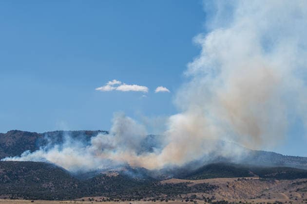 August 23, 2026, Elberta, Utah, USA: Smoke and flames are visible on a hillside as the Big Mountain Fire burns southwest of Elberta, Utah, United States, on August 23, 2026. State and local air and ground resources were deployed to fight the wildland fire, which rapidly reached an estimated 30 acres with zero containment. Elberta USA  - ZUMAm292 20260823_znp_m292_006 Copyright: xCharlesxMcClintockxWilsonx
