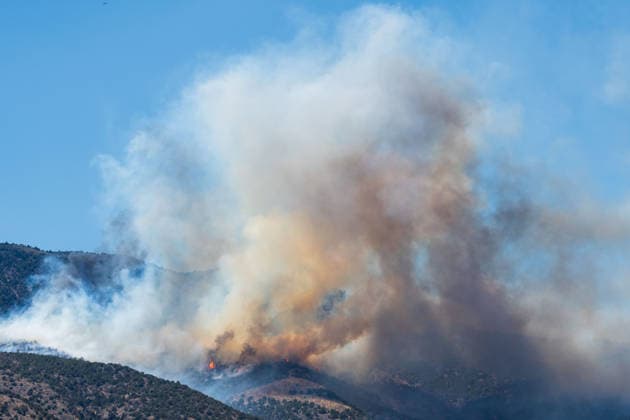 August 23, 2026, Elberta, Utah, USA: Smoke and flames are visible on a hillside as the Big Mountain Fire burns southwest of Elberta, Utah, United States, on August 23, 2026. State and local air and ground resources were deployed to fight the wildland fire, which rapidly reached an estimated 30 acres with zero containment. Elberta USA  - ZUMAm292 20260823_znp_m292_020 Copyright: xCharlesxMcClintockxWilsonx