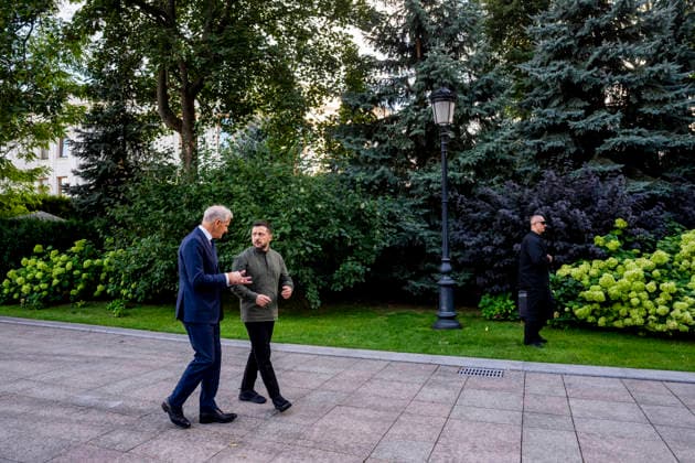 Statsminister i Kyiv Kyiv, Ukraina 20260823. Statsminister Jonas Gahr Store i samtale med Ukrainas president Volodymyr Zelenskyj etter markeringen av Ukrainas nasjonale flaggdag sondag. Statsministeren er i Kyiv for a delta pa et toppmote med Ukraina og de nordisk-baltiske landene, markere Ukrainas nasjonale flaggdag og moter med ukrainske myndigheter. Foto: Javad Parsa NTB Kyiv Ukraina chbgTfKLRP8 EDITORIAL USE ONLY Ref:_BNC_POLchbgTfKLRP8.jpg *** Prime Minister in Kyiv, Ukraine 20260823 Prime Minister Jonas Gahr Store in conversation with Ukrainian President Volodymyr Zelenskyy following the celebration of Ukraine’s National Flag Day on Sunday. The Prime Minister is in Kyiv to participate in a summit with Ukraine and the Nordic-B  Copyright: xJavadxParsax xNTBx
