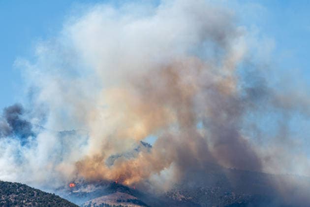 August 23, 2026, Elberta, Utah, USA: Smoke and flames are visible on a hillside as the Big Mountain Fire burns southwest of Elberta. State and local air and ground resources were deployed to fight the wildland fire, which rapidly reached an estimated 30 acres with zero containment. Elberta USA  - ZUMAm292 20260823_znp_m292_019 Copyright: xCharlesxMcClintockxWilsonx
