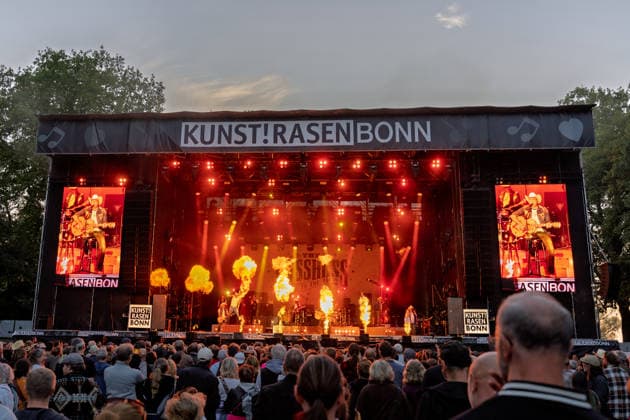 Konzert von The BossHoss auf dem Kunst!Rasen Bonn - 23.08.26 Die Berliner Country-Rock-Band The BossHoss beim Open-Air-Live-Auftritt auf dem Kunst!Rasen Bonn. Bonn Gronau Nordrhein-Westfalen Deutschland *** The BossHoss Concert at Kunst Rasen Bonn, August 23, 2026: The Berlin-based country rock band The BossHoss performs an open-air live show at Kunst Rasen Bonn in Bonn, Gronau, North Rhine-Westphalia, Germany Copyright: xMarcxJohnx