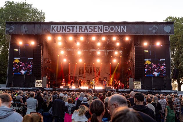 Konzert von The BossHoss auf dem Kunst!Rasen Bonn - 23.08.26 Die Berliner Country-Rock-Band The BossHoss beim Open-Air-Live-Auftritt auf dem Kunst!Rasen Bonn. Bonn Gronau Nordrhein-Westfalen Deutschland *** The BossHoss Concert at Kunst Rasen Bonn, August 23, 2026: The Berlin-based country rock band The BossHoss performs an open-air live show at Kunst Rasen Bonn in Bonn, Gronau, North Rhine-Westphalia, Germany Copyright: xMarcxJohnx