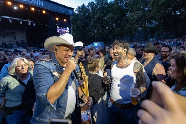 Konzert von The BossHoss auf dem Kunst!Rasen Bonn - 23.08.26 Im Publikum: Alec VOELKL (Boss Burns) und Sascha VOLLMER (Hoss Power) - Die Berliner Country-Rock-Band The BossHoss beim Open-Air-Live-Auftritt auf dem Kunst!Rasen Bonn. Bonn Gronau Nordrhein-Westfalen Deutschland *** The BossHoss concert at the Kunst Rasen in Bonn on August 23, 2026. In the audience: Alec VOELKL (Boss Burns) and Sascha VOLLMER (Hoss Power). The Berlin country rock band The BossHoss performing live at an open-air concert at the Kunst Rasen in Bonn, Bonn-Gronau, North Rhine-Westphalia, Germany Copyright: xMarcxJohnx