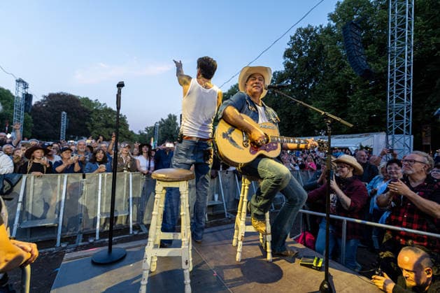 Konzert von The BossHoss auf dem Kunst!Rasen Bonn - 23.08.26 Stage B im Publikum: Alec VOELKL (Boss Burns) und Sascha VOLLMER (Hoss Power) - Die Berliner Country-Rock-Band The BossHoss beim Open-Air-Live-Auftritt auf dem Kunst!Rasen Bonn. Bonn Gronau Nordrhein-Westfalen Deutschland *** The BossHoss concert at the Kunst Rasen in Bonn on August 23, 2026, Stage B; in the audience: Alec VOELKL, Boss Burns, and Sascha VOLLMER, Hoss Power. The Berlin country rock band The BossHoss performing live at the open-air concert at the Kunst Rasen in Bonn, Bonn-Gronau, North Rhine-Westphalia, Germany Copyright: xMarcxJohnx