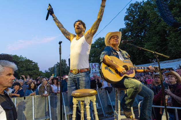 Konzert von The BossHoss auf dem Kunst!Rasen Bonn - 23.08.26 Stage B im Publikum: Alec VOELKL (Boss Burns) und Sascha VOLLMER (Hoss Power) - Die Berliner Country-Rock-Band The BossHoss beim Open-Air-Live-Auftritt auf dem Kunst!Rasen Bonn. Bonn Gronau Nordrhein-Westfalen Deutschland *** The BossHoss concert at the Kunst Rasen in Bonn on August 23, 2026, Stage B; in the audience: Alec VOELKL, Boss Burns, and Sascha VOLLMER, Hoss Power. The Berlin country rock band The BossHoss performing live at the open-air concert at the Kunst Rasen in Bonn, Bonn-Gronau, North Rhine-Westphalia, Germany Copyright: xMarcxJohnx