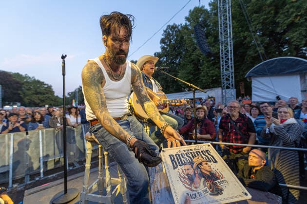 Konzert von The BossHoss auf dem Kunst!Rasen Bonn - 23.08.26 Stage B im Publikum: Alec VOELKL (Boss Burns) und Sascha VOLLMER (Hoss Power) - Die Berliner Country-Rock-Band The BossHoss beim Open-Air-Live-Auftritt auf dem Kunst!Rasen Bonn. Bonn Gronau Nordrhein-Westfalen Deutschland *** The BossHoss concert at the Kunst Rasen in Bonn on August 23, 2026, Stage B; in the audience: Alec VOELKL, Boss Burns, and Sascha VOLLMER, Hoss Power. The Berlin country rock band The BossHoss performing live at the open-air concert at the Kunst Rasen in Bonn, Bonn-Gronau, North Rhine-Westphalia, Germany Copyright: xMarcxJohnx