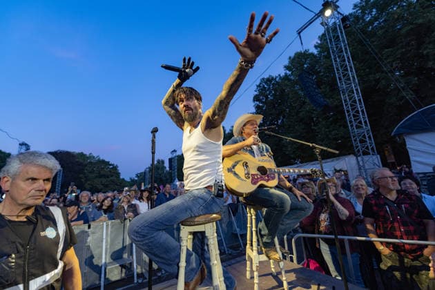 Konzert von The BossHoss auf dem Kunst!Rasen Bonn - 23.08.26 Stage B im Publikum: Alec VOELKL (Boss Burns) und Sascha VOLLMER (Hoss Power) - Die Berliner Country-Rock-Band The BossHoss beim Open-Air-Live-Auftritt auf dem Kunst!Rasen Bonn. Bonn Gronau Nordrhein-Westfalen Deutschland *** The BossHoss concert at the Kunst Rasen in Bonn on August 23, 2026, Stage B; in the audience: Alec VOELKL, Boss Burns, and Sascha VOLLMER, Hoss Power. The Berlin country rock band The BossHoss performing live at the open-air concert at the Kunst Rasen in Bonn, Bonn-Gronau, North Rhine-Westphalia, Germany Copyright: xMarcxJohnx