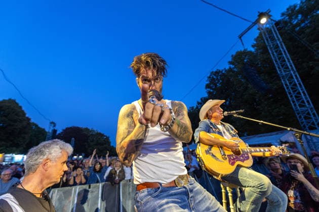 Konzert von The BossHoss auf dem Kunst!Rasen Bonn - 23.08.26 Stage B im Publikum: Alec VOELKL (Boss Burns) und Sascha VOLLMER (Hoss Power) - Die Berliner Country-Rock-Band The BossHoss beim Open-Air-Live-Auftritt auf dem Kunst!Rasen Bonn. Bonn Gronau Nordrhein-Westfalen Deutschland *** The BossHoss concert at the Kunst Rasen in Bonn on August 23, 2026, Stage B; in the audience: Alec VOELKL, Boss Burns, and Sascha VOLLMER, Hoss Power. The Berlin country rock band The BossHoss performing live at the open-air concert at the Kunst Rasen in Bonn, Bonn-Gronau, North Rhine-Westphalia, Germany Copyright: xMarcxJohnx