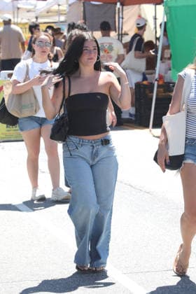 Celebrities shopping at the Farmers Market Featuring: Charli D Amelio Where: Studio City, California, United States When: 23 Aug 2026 Credit: H2Y INSTARimages EDITORIAL USE ONLY. NOT FOR USE BY NEWSPAPERS BASED IN THE UK. Copyright: xx instar55939944