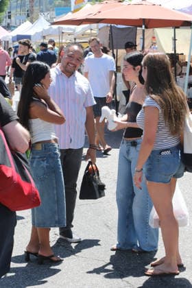 Celebrities shopping at the Farmers Market Featuring: Charli D Amelio, Nick Medsoza III Where: Studio City, California, United States When: 23 Aug 2026 Credit: H2Y INSTARimages EDITORIAL USE ONLY. NOT FOR USE BY NEWSPAPERS BASED IN THE UK. Copyright: xx instar55939949