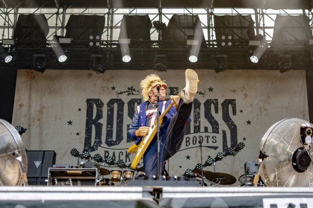 Konzert von The Picturebooks auf dem Kunst!Rasen Bonn - 23.08.26 Der Gütersloher Blues- Garage-Rock-Musiker The Picturebooks (Fynn Claus Grabke) beim Open-Air-Live-Auftritt als Special Guest von The BossHoss auf dem Kunst!Rasen Bonn. Bonn Gronau Nordrhein-Westfalen Deutschland *** Concert by The Picturebooks at Kunst Rasen Bonn on August 23, 2026. Fynn Claus Grabke of The Picturebooks, a blues-garage-rock band from Gütersloh, performed as a special guest of The BossHoss during an open-air live show at Kunst Rasen Bonn in Bonn Gronau, North Rhine-Westphalia, Germany. Copyright: xMarcxJohnx