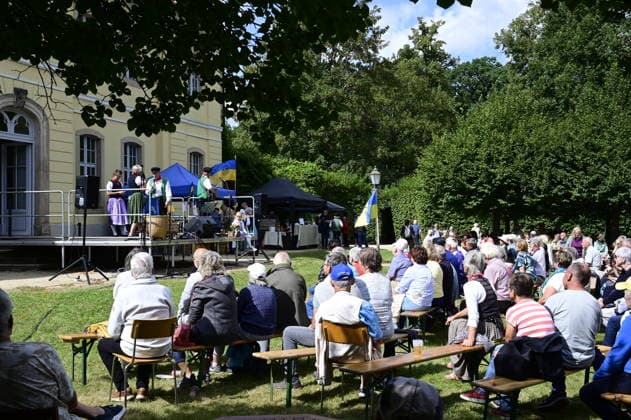 Im Bild: Die Cunewaaler Durfruller. Das Schloss Königshain in der Oberlausitz war heute, am 23. August 2026, der Schauplatz des 11. Oberlausitzer Heimattreffens unter dem Motto: Mir Äberlausitzer Granitschadl und damit die offizielle Hauptveranstaltung zum Tag der Oberlausitz. Das Festprogramm lief von 11:00 bis 17:00 Uhr am Barockschloss. Das Oberlausitzer Wort des Jahres 2026 lautet Feuerriepl (die regionale Mundartbezeichnung für den Schornsteinfeger). Das Wort wurde am 23. August 2026 auf dem Barockschloss Königshain im Rahmen des 11. Oberlausitzer Heimattreffens der Hauptveranstaltung zum Tag der Oberlausitz feierlich verkündet. Königshain bei Görlitz, 23.08.2026. Feuerriepl ist das Oberlausitzer Wort Copyright: xMatthiasxWehnertx
