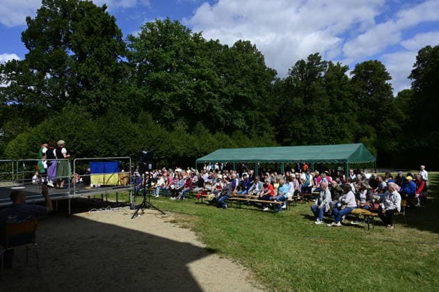 Im Bild: Die Cunewaaler Durfruller. Das Schloss Königshain in der Oberlausitz war heute, am 23. August 2026, der Schauplatz des 11. Oberlausitzer Heimattreffens unter dem Motto: Mir Äberlausitzer Granitschadl und damit die offizielle Hauptveranstaltung zum Tag der Oberlausitz. Das Festprogramm lief von 11:00 bis 17:00 Uhr am Barockschloss. Das Oberlausitzer Wort des Jahres 2026 lautet Feuerriepl (die regionale Mundartbezeichnung für den Schornsteinfeger). Das Wort wurde am 23. August 2026 auf dem Barockschloss Königshain im Rahmen des 11. Oberlausitzer Heimattreffens der Hauptveranstaltung zum Tag der Oberlausitz feierlich verkündet. Königshain bei Görlitz, 23.08.2026. Feuerriepl ist das Oberlausitzer Wort Copyright: xMatthiasxWehnertx