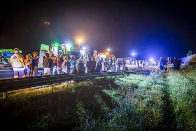 WEZEP - Emergency workers and passengers on the A28 near Wezep (Gelderland) where multiple people were injured in an accident involving a coach and a delivery van. There were reportedly more than fifty people on board the bus. PERSBUREAU HEITINK ANP netherlands out - belgium out  Copyright: xx x566164988x originalFilename: 566164988.jpg