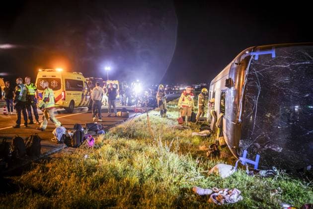 WEZEP - Emergency services on the A28 near Wezep (Gelderland) where multiple people were injured in an accident involving a coach and a delivery van. There were reportedly more than fifty people on board the bus. PERSBUREAU HEITINK ANP netherlands out - belgium out  Copyright: xx x566165073x originalFilename: 566165073.jpg