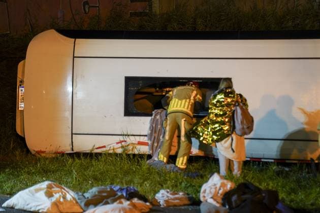 WEZEP - Emergency services on the A28 near Wezep (Gelderland) where multiple people were injured in an accident involving a coach and a delivery van. There were reportedly more than fifty people on board the bus. PERSBUREAU HEITINK ANP netherlands out - belgium out  Copyright: xx x566165593x originalFilename: 566165593.jpg