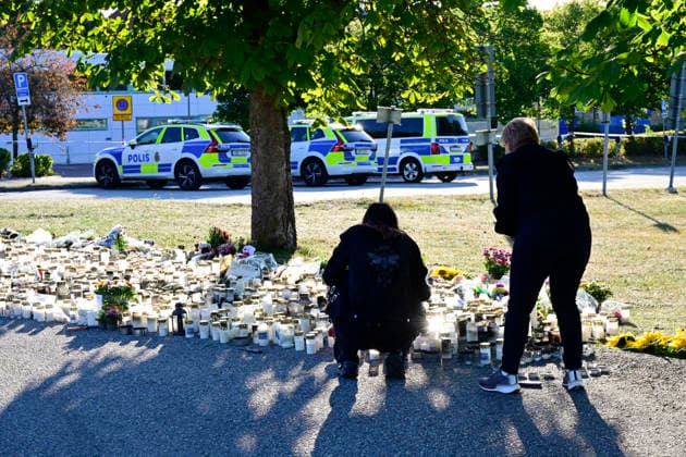 FAGERSTA, SVERIGE 20260824 Människor lägger blommor utanför Brinellskolan i Fagersta pa mandagen, där ett skoldad inträffade pa fredagen. STOCKHOLM SVERIGE x10030x *** FAGERSTA, SWEDEN 20260824 People lay flowers outside Brinell School in Fagersta on Monday, where a school shooting occurred on Friday STOCKHOLM SWEDEN x10030x  Copyright: xJonasxEkströmer TTx SKOLDAD FAGERSTA iwvRGc1StfY