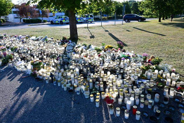 FAGERSTA, SVERIGE 20260824 En minnesplats efter skoldadet vid Brinellskolan i Fagersta. Manga människor har lämnat blommor och andra saker utanför skolan. STOCKHOLM SVERIGE x10030x *** FAGERSTA, SWEDEN 20260824 A memorial site following the school shooting at Brinell School in Fagersta Many people have left flowers and other items outside the school STOCKHOLM, SWEDEN x10030x  Copyright: xJonasxEkströmer TTx SKOLDAD FAGERSTA Hp7V2Evml1c