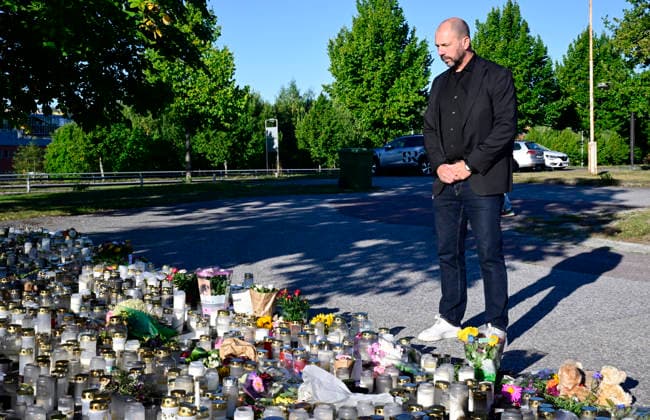 FAGERSTA, SVERIGE 20260824 Johannes Hall, verksamhetschef för grundskolan Fagersta, vid minnesplatsen som har växt fram utanför Brinellskolan, där ett skoldad inträffade pa fredagen. FAGERSTA SVERIGE x10030x *** FAGERSTA, SWEDEN 20260824 Johannes Hall, director of elementary schools in Fagersta, at the memorial site that has sprung up outside Brinell School, where a school shooting occurred on Friday FAGERSTA SWEDEN x10030x  Copyright: xJonasxEkströmer TTx SKOLDAD FAGERSTA GtmUHb_u1rA