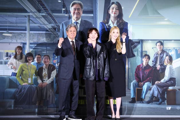 S. Korean actress Han So-hee and actor Choi Min-sik S. Korean actress Han So-hee and actor Choi Min-sik South Korean actress Han So-hee and actor Choi Min-sik, who star in the new movie The Intern, pose for a photo along with director Kim Do-young (C) during a publicity event in Seoul on Aug. 24, 2026, to promote the movie, set to hit local screens in South Korea on Sept. 16. (Yonhap) 2026-08-24 14:22:57 < 1980-2026 YONHAPNEWS AGENCY. .> ¼­¿ïÆ¯º°½Ã EDITORIAL USE ONLY  Copyright: xx PYH2026082410690034400 YonhapxNewsx yonphotos255884
