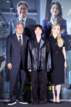 S. Korean actress Han So-hee and actor Choi Min-sik S. Korean actress Han So-hee and actor Choi Min-sik South Korean actress Han So-hee and actor Choi Min-sik, who star in the new movie The Intern, pose for a photo along with director Kim Do-young (C) during a publicity event in Seoul on Aug. 24, 2026, to promote the movie, set to hit local screens in South Korea on Sept. 16. (Yonhap) 2026-08-24 14:22:50 < 1980-2026 YONHAPNEWS AGENCY. .> ¼­¿ïÆ¯º°½Ã EDITORIAL USE ONLY  Copyright: xx PYH2026082410670034400 YonhapxNewsx yonphotos255885
