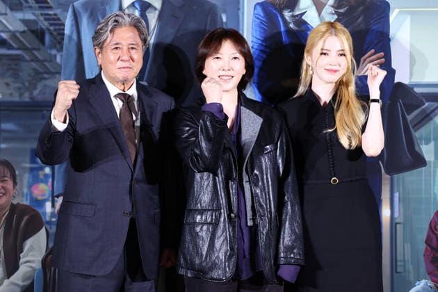 S. Korean actress Han So-hee and actor Choi Min-sik S. Korean actress Han So-hee and actor Choi Min-sik South Korean actress Han So-hee and actor Choi Min-sik, who star in the new movie The Intern, pose for a photo along with director Kim Do-young (C) during a publicity event in Seoul on Aug. 24, 2026, to promote the movie, set to hit local screens in South Korea on Sept. 16. (Yonhap) 2026-08-24 14:23:01 < 1980-2026 YONHAPNEWS AGENCY. .> ¼­¿ïÆ¯º°½Ã EDITORIAL USE ONLY  Copyright: xx PYH2026082410720034400 YonhapxNewsx yonphotos255888