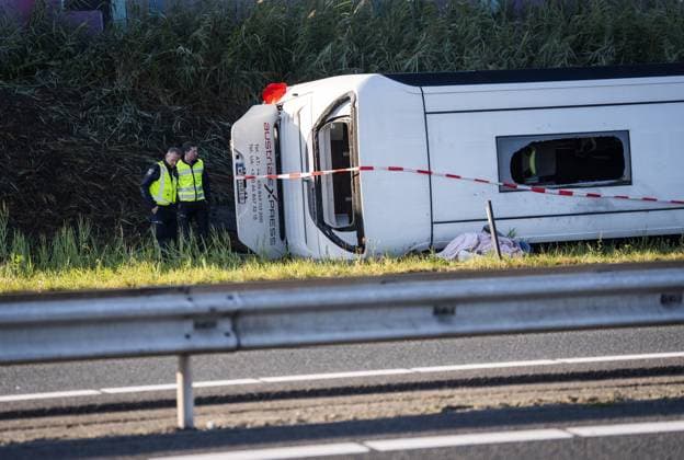 WEZEP - Emergency services on the A28 near Wezep (Gelderland) where multiple people were injured in an accident involving a coach and a delivery van. There were reportedly more than fifty people on board the bus. JEROEN JUMELET ANP netherlands out - belgium out  Copyright: xx x566168875x originalFilename: 566168875.jpg