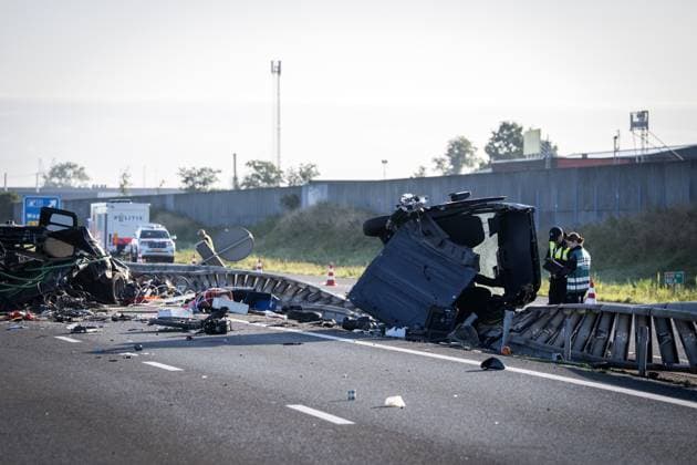 WEZEP - Emergency services on the A28 near Wezep (Gelderland) where multiple people were injured in an accident involving a coach and a delivery van. There were reportedly more than fifty people on board the bus. JEROEN JUMELET ANP netherlands out - belgium out  Copyright: xx x566169329x originalFilename: 566169329.jpg