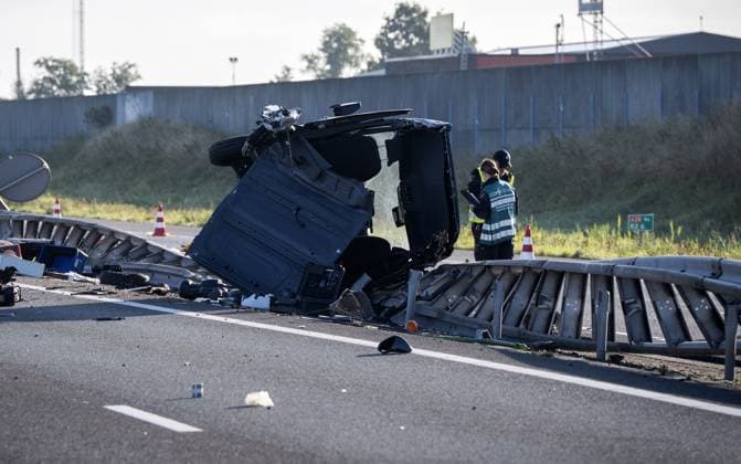 WEZEP - Emergency services on the A28 near Wezep (Gelderland) where multiple people were injured in an accident involving a coach and a delivery van. There were reportedly more than fifty people on board the bus. JEROEN JUMELET ANP netherlands out - belgium out  Copyright: xx x566169332x originalFilename: 566169332.jpg