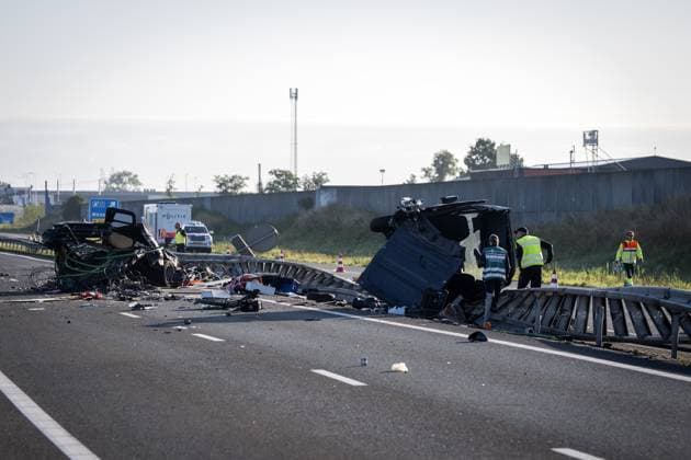 WEZEP - Emergency services on the A28 near Wezep (Gelderland) where multiple people were injured in an accident involving a coach and a delivery van. There were reportedly more than fifty people on board the bus. JEROEN JUMELET ANP netherlands out - belgium out  Copyright: xx x566169339x originalFilename: 566169339.jpg