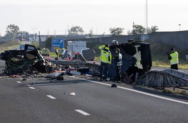 WEZEP - Emergency services on the A28 near Wezep (Gelderland) where multiple people were injured in an accident involving a coach and a delivery van. There were reportedly more than fifty people on board the bus. JEROEN JUMELET ANP netherlands out - belgium out  Copyright: xx x566169341x originalFilename: 566169341.jpg