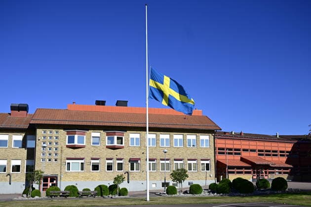 FAGERSTA, SVERIGE 20260824 Flaggan pa halv stang utanför Brinellskolan i Fagersta pa mandagen, där ett skoldad inträffade pa fredagen. FAGERSTA SVERIGE x10030x *** FAGERSTA, SWEDEN 20260824 The flag at half-mast outside Brinell School in Fagersta on Monday, where a school shooting occurred on Friday FAGERSTA SWEDEN x10030x  Copyright: xJonasxEkströmer TTx SKOLDAD FAGERSTA ZPEcdDHYobQ