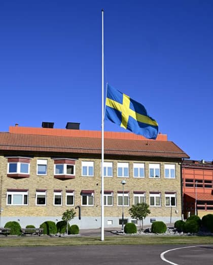FAGERSTA, SVERIGE 20260824 Flaggan pa halv stang utanför Brinellskolan i Fagersta pa mandagen, där ett skoldad inträffade pa fredagen. FAGERSTA SVERIGE x10030x *** FAGERSTA, SWEDEN 20260824 The flag at half-mast outside Brinell School in Fagersta on Monday, where a school shooting occurred on Friday FAGERSTA SWEDEN x10030x  Copyright: xJonasxEkströmer TTx SKOLDAD FAGERSTA fQrP5QgqWT0