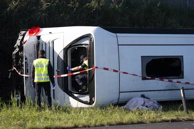 WEZEP - Emergency services on the A28 near Wezep (Gelderland) where multiple people were injured in an accident involving a coach and a delivery van. There were reportedly more than fifty people on board the bus. JEROEN JUMELET ANP netherlands out - belgium out  Copyright: xx x566172849x originalFilename: 566172849.jpg