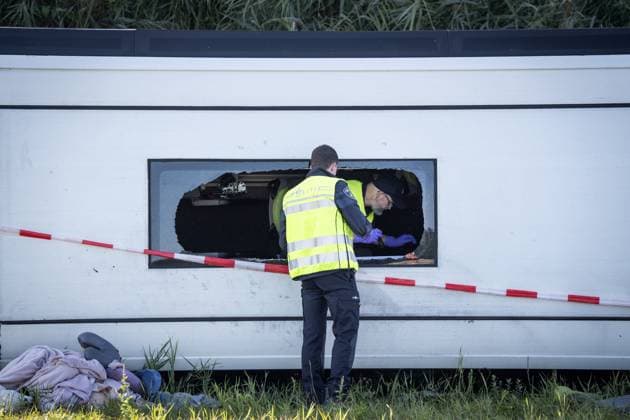 WEZEP - Emergency services on the A28 near Wezep (Gelderland) where multiple people were injured in an accident involving a coach and a delivery van. There were reportedly more than fifty people on board the bus. JEROEN JUMELET ANP netherlands out - belgium out  Copyright: xx x566172854x originalFilename: 566172854.jpg