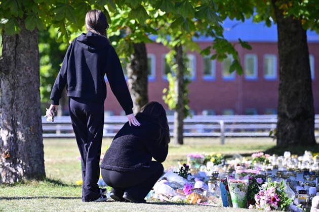 FAGERSTA, SVERIGE 20260824 En minnesplats efter skoldadet vid Brinellskolan i Fagersta. Manga människor har lämnat blommor och andra saker utanför skolan. STOCKHOLM SVERIGE x10030x *** FAGERSTA, SWEDEN 20260824 A memorial site following the school shooting at Brinell School in Fagersta Many people have left flowers and other items outside the school STOCKHOLM SWEDEN x10030x  Copyright: xJonasxEkströmer TTx SKOLDAD FAGERSTA OKlqzVzpeyw