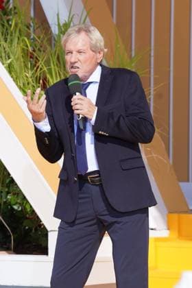 Bei IWS naht das Ende. Volles HAus bei der 11. Staffel der beliebten Unterhaltungsshow. Noch zweimal darf der Moderator seine Gaest begruessen. Bernhard Brink - Immer wieder sonntags Bei IWS naht das Ende. Volles HAus bei der 11. Staffel der beliebten Unterhaltungsshow. Noch zweimal darf der Moderator seine Gaest begruessen. Deutschland, Rust , Europapark, 23.08.2026 *** The End Is Nearing at IWS: Full House for Season 11 of the Popular Entertainment Show; The Host, Bernhard Brink, Will Welcome His Guests Two More Times; Every Sunday; The End Is Nearing at IWS: Full House for Season 11 of the Popular Entertainment Show; The Host Will Welcome His Guests Two More Times the host to welcome his guests Germany, Rust, Europapark, August 23, 20 SP_GHR