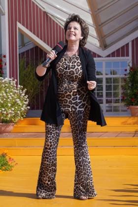 Bei IWS naht das Ende. Volles HAus bei der 11. Staffel der beliebten Unterhaltungsshow. Noch zweimal darf der Moderator seine Gaest begruessen. Monika Martin - Immer wieder sonntags Bei IWS naht das Ende. Volles HAus bei der 11. Staffel der beliebten Unterhaltungsshow. Noch zweimal darf der Moderator seine Gaest begruessen. Deutschland, Rust , Europapark, 23.08.2026 *** The End Is Nearing at IWS: Full House for Season 11 of the Popular Entertainment Show—The Host Will Welcome His Guests Two More Times: Monika Martin, Every Sunday The End Is Nearing at IWS: Full House for Season 11 of the Popular Entertainment Show—The Host Will Welcome His Guests Two More Times: the host to welcome his guests Germany, Rust, Europapark, August 23, 2026 SP_GHR