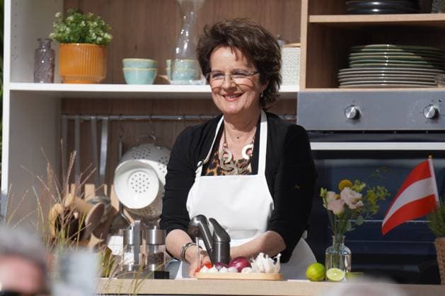 Bei IWS naht das Ende. Volles HAus bei der 11. Staffel der beliebten Unterhaltungsshow. Noch zweimal darf der Moderator seine Gaest begruessen. Monika Martin in der Showkueche - Immer wieder sonntags Bei IWS naht das Ende. Volles HAus bei der 11. Staffel der beliebten Unterhaltungsshow. Noch zweimal darf der Moderator seine Gaest begruessen. Deutschland, Rust , Europapark, 23.08.2026 *** The End Is Nearing at IWS—Full House for Season 11 of the Popular Entertainment Show The host has two more chances to welcome his guests Monika Martin in the show kitchen Every Sunday again The End Is Nearing at IWS—Full House for Season 11 of the Popular Entertainmentshow. The host has two more chances to welcome his guests. Germany, Rust, Europapark, A SP_GHR