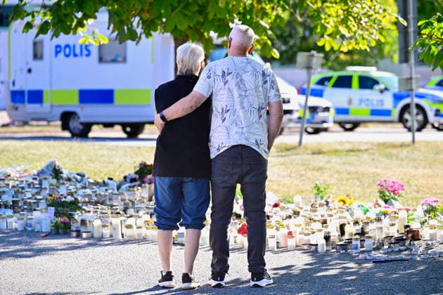 FAGERSTA, SVERIGE 20260824 En minnesplats efter skoldadet vid Brinellskolan i Fagersta. Manga människor har lämnat blommor och andra saker utanför skolan. STOCKHOLM SVERIGE x10030x *** FAGERSTA, SWEDEN 20260824 A memorial site following the school shooting at Brinell School in Fagersta Many people have left flowers and other items outside the school STOCKHOLM, SWEDEN x10030x  Copyright: xJonasxEkströmer TTx SKOLDAD FAGERSTA f5LztYpXJtE
