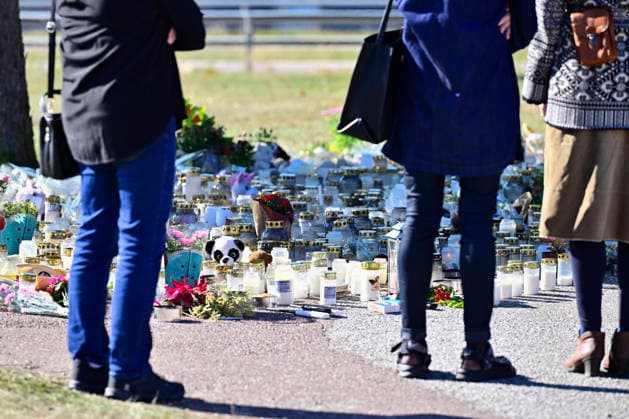 FAGERSTA, SVERIGE 20260824 En minnesplats efter skoldadet vid Brinellskolan i Fagersta. Manga människor har lämnat blommor och andra saker utanför skolan. STOCKHOLM SVERIGE x10030x *** FAGERSTA, SWEDEN 20260824 A memorial site following the school shooting at Brinell School in Fagersta Many people have left flowers and other items outside the school STOCKHOLM, SWEDEN x10030x  Copyright: xJonasxEkströmer TTx SKOLDAD FAGERSTA h71ZnXnB9EA