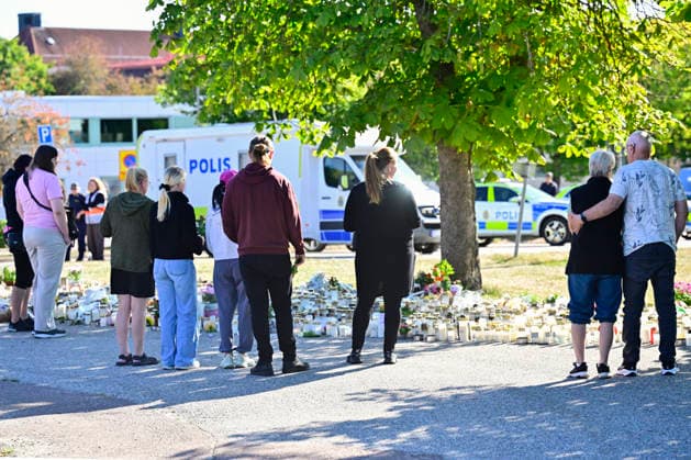 FAGERSTA, SVERIGE 20260824 En minnesplats efter skoldadet vid Brinellskolan i Fagersta. Manga människor har lämnat blommor och andra saker utanför skolan. STOCKHOLM SVERIGE x10030x *** FAGERSTA, SWEDEN 20260824 A memorial site following the school shooting at Brinell School in Fagersta Many people have left flowers and other items outside the school STOCKHOLM, SWEDEN x10030x  Copyright: xJonasxEkströmer TTx SKOLDAD FAGERSTA xnJ-NCOp6qo