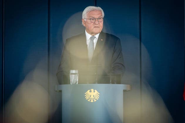 Bundespräsident Frank-Walter Steinmeier bei der symbolischen Schlüsselübergabe für den temporären Amtssitz am Spreebogen;Bundespräsident Symbolische Schlüsselübergabe für Amtssitz am Spreebogen als Interimslösung während des Umbaus von Schloss Bellevue, Berlin Berlin Deutschland Amtssitz am Spreebogen *** Federal President Frank Walter Steinmeier at the symbolic key handover for the temporary official residence at the Spreebogen Federal President Symbolic key handover for the official residence at the Spreebogen as an interim solution during the renovation of Bellevue Palace, Berlin, Berlin, Germany Official residence at the Spreebogen