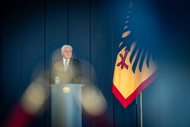 Bundespräsident Frank-Walter Steinmeier bei der symbolischen Schlüsselübergabe für den temporären Amtssitz am Spreebogen;Bundespräsident Symbolische Schlüsselübergabe für Amtssitz am Spreebogen als Interimslösung während des Umbaus von Schloss Bellevue, Berlin Berlin Deutschland Amtssitz am Spreebogen *** Federal President Frank Walter Steinmeier at the symbolic key handover for the temporary official residence at Spreebogen Federal President Symbolic key handover for the official residence at Spreebogen as an interim solution during the renovation of Bellevue Palace, Berlin, Berlin, Germany Official residence at Spreebogen