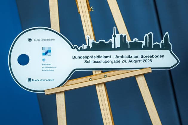 Bundespraesident Frank- Walter Steinmeier bei der Schlüsseluebergabe Bundespraesident Frank- Walter Steinmeier bei der Schlüsseluebergabe für das temporaerer Amtssitz des Bundespraesidenten genutzte Gebaeude in Berlin am 24 August 2026. Bundespraesident Frank- Walter Steinmeier und Ehefrau Buedenbender mit Prof.Dr. Alexander von Erdely und Frau Petra Wesseler. Berlin Berlin Deutschland *** Federal President Frank Walter Steinmeier at the key handover Federal President Frank Walter Steinmeier at the key handover for the building in Berlin used as the temporary official residence of the Federal President on August 24, 2026 Federal President Frank Walter Steinmeier and his wife Buedenbender with Prof. Dr. Alexander von Erdely and his wife